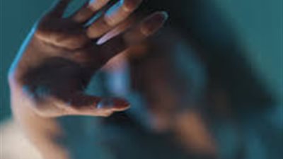 استغل وجودها بمفردها.. نجل حارس عقار يتحرش بقاصر داخل غرفة نوم والدها بالهرم