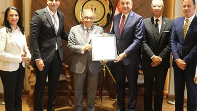 مركز معلومات قطاع الأعمال يتسلم شهادة الأيزو 21001