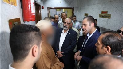 نائب وزير الصحة خلال جولة ميدانية: توفير عيادات متنقلة لدعم الخدمات الصحية بمستشفى جرجا العام