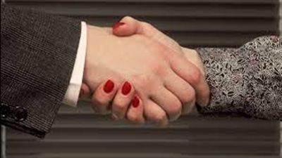 هل مصافحة المرأة للرجال باليد حرام؟.. أمين الفتوى يبين