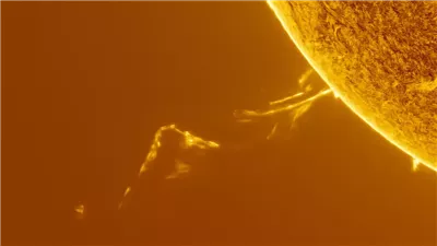 مصور فلكي يلتقط منظرًا مذهلًا لجدار من البلازما الشمسية ارتفاعه 236 ألف ميل