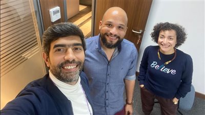 عمرو عابد يشارك جمهوره كواليس كتابة مسلسل موعد مع الماضي لـ آسر ياسين