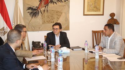  وزير الثقافة يجتمع مع ممثلي جهاز مشروعات الخدمة الوطنية لمتابعة تنفيذ عدد من المشاريع الإنشائية بالوزارة