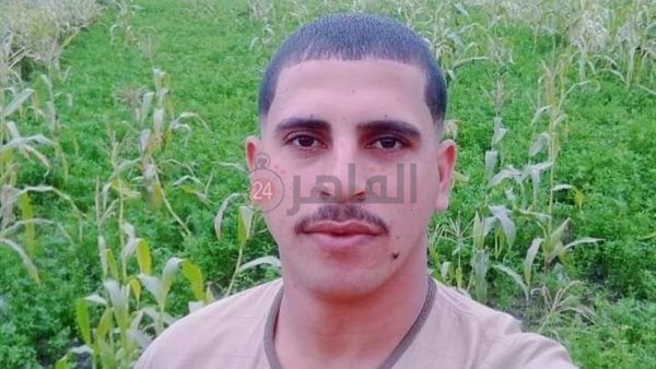 خلال عبور الطريق..