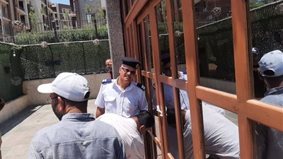 جهاز الشروق يحرر 17 محضرًا ويشمع 6 محال تجارية لمخالفتها الشروط