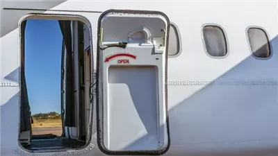 فتحوا باب الطيارة.. القبض على المتهمين بالتسبب في تعطل طائرة إير كايرو