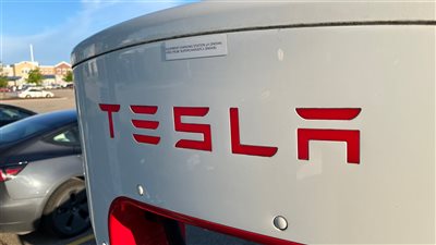 تسلا تستدعي أكثر من 9000 سيارة من طراز X