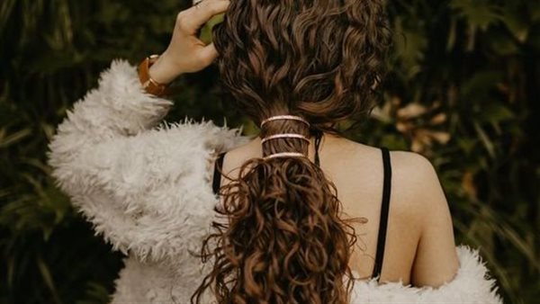 قصات شعر كيرلي 2025