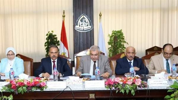 محافظ الشرقية خلال