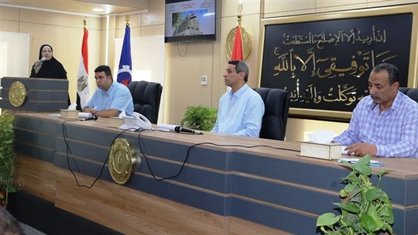 محافظ السويس خلال