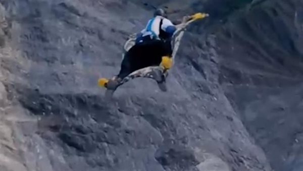 مغامر فرنسي يطير