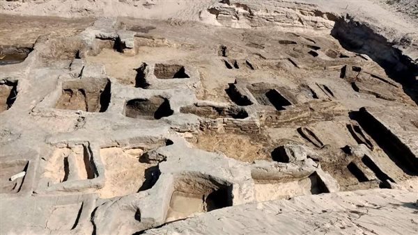 اكتشاف 63 مقبرة متأخرة