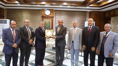 محافظ المنيا يتسلم درع النيابة الإدارية بعد تهنئته بتولي منصبه الجديد
