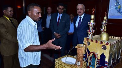 استجابة لطلبه.. محافظ الأقصر يشاهد منحوتات سائق إسعاف ويوجه بدعمه