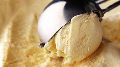 وصفة جديدة بالنشا.. طريقة عمل آيس كريم المانجو بدون كريمة 