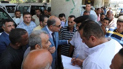 محافظ المنيا يتابع انتظام العمل بالمواقف ويشدد على التزام السائقين بالتعريفة الجديدة