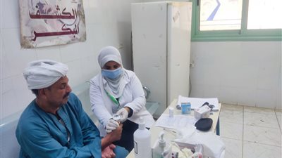 ضمن حياة كريمة.. فحص 821 مواطنا في قافلة طبية بقرية أبو نبوت بقنا 