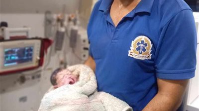 سائق ومسعف يساعدان سيدة على الولادة داخل سيارة إسعاف ببني سويف