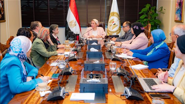 وزيرة البيئة تعقد