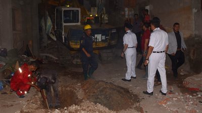 إصابة 4 أشخاص وانتشال جثتين من أسفل أنقاض عقار المحلة المنهار