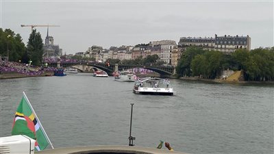 مركب بعثة مصر يصل إلى منطقة حفل أولمبياد باريس وسط هطول الأمطار