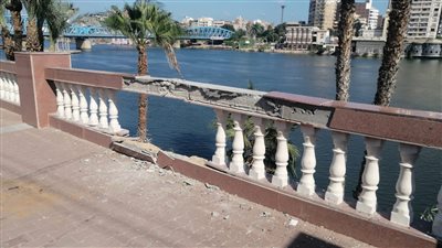 سيارة ملاكي تحطم سور كورنيش بالدقهلية.. والمحافظ: إصلاح التلفيات على نفقة المتسبب في الحادث