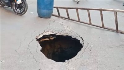 باتساع متر ونصف.. هبوط أرضي بشارع سينما ليلى بالإسكندرية | بث مباشر 