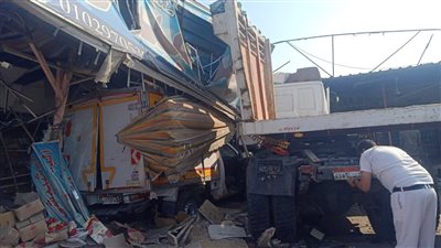 العربيات دخلت الكافيتريا.. مصرع شخص وإصابة 9 آخرين في حادث تصادم تريلا بعدة سيارات بالبحيرة | صور