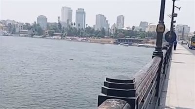 شاب يلقي بنفسه من أعلى كوبري قصر النيل بسبب انفصال والديه | بث مباشر