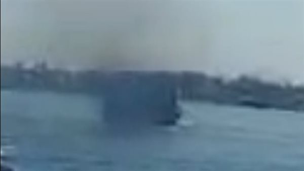 فندق عائم ينشر الدخان