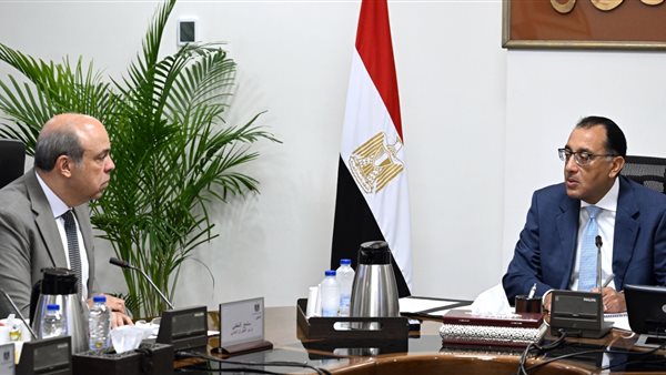 رئيس الوزراء مع وزير