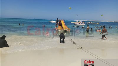 تنظيف شاطئ الليدو بمطروح بعد تحوله إلى اللون الأسود بسبب النوّات | صور 