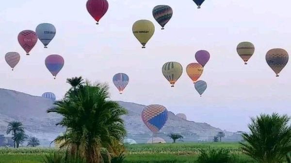 البالون الطائر بسماء