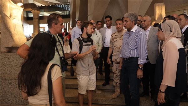 وزير السياحة يلتقي