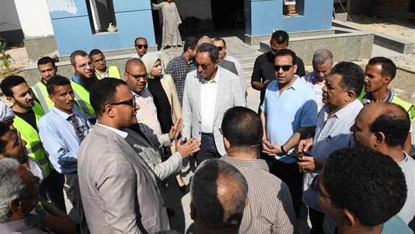 محافظ قنا يتفقد مستشفى