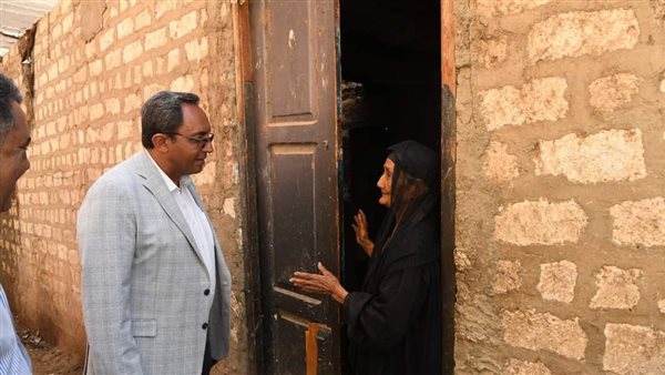 مُسنة تحاور محافظ