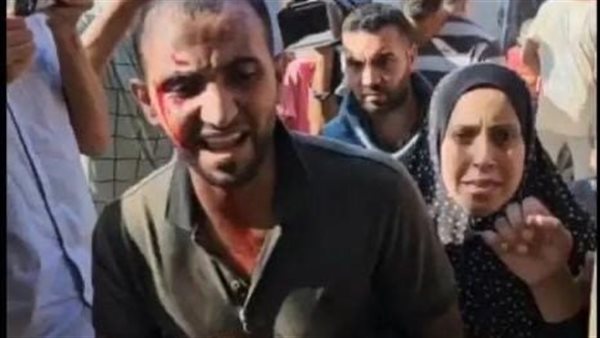 رجل فلسطيني يحمل