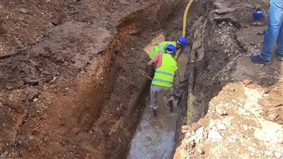 4 ساعات ويتصلح.. انقطاع المياه عن أرمنت بالأقصر بسبب كسر في خط رئيسي | صور