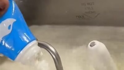 موظف في ماكدونالدز يثير غضبا بسبب استخدامه حليبا منتهي الصلاحية