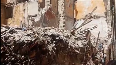 تفاصيل انهيار عقار مكون من 3 طوابق بحي العطارين بالإسكندرية│بث مباشر 