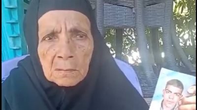 سيدة تستغيث بعد تعرض نجلها لبتر إثر انفجار آلة تقطيع الحديد بيديه بالفيوم: زمايله رموه في الترعة| بث مباشر