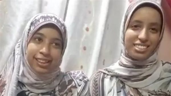 فتاتي الأقصر التوأم