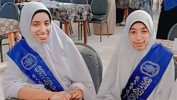 طالبتان بالثانوية