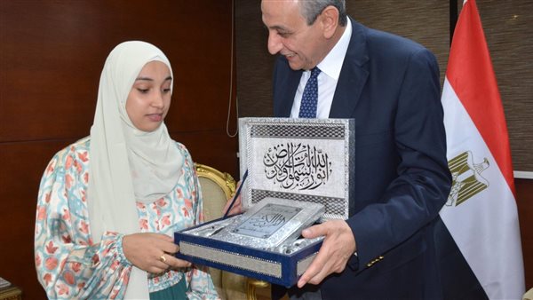 محافظ الغربية يكرم