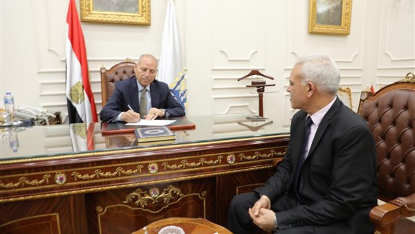 محافظ القاهرة مع