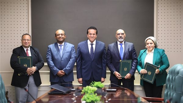 وزير الصحة والسكان،