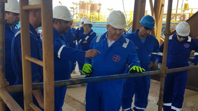 بعد هبوط الطبقات الرملية.. رئيس خالدة للبترول يتفقد إصلاح بئر استكشافي بالصحراء الغربية