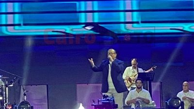 هشام عباس يشعل حفل كاسيت 90 بمهرجان العلمين: يا ريت أشتغل مع صلاح الشرنوبي