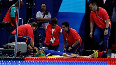 أولمبياد باريس 2024.. نقل سباحة سلوفاكية إلى المستشفى بعد سقوطها المروع بنهاية السباق