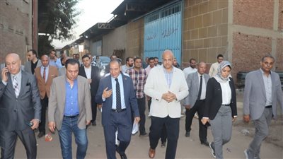 محافظ القليوبية يستعرض توصيل المياه والصرف لأكثر من 100 منشأة صناعية وتجارية بـ أبو سنة 